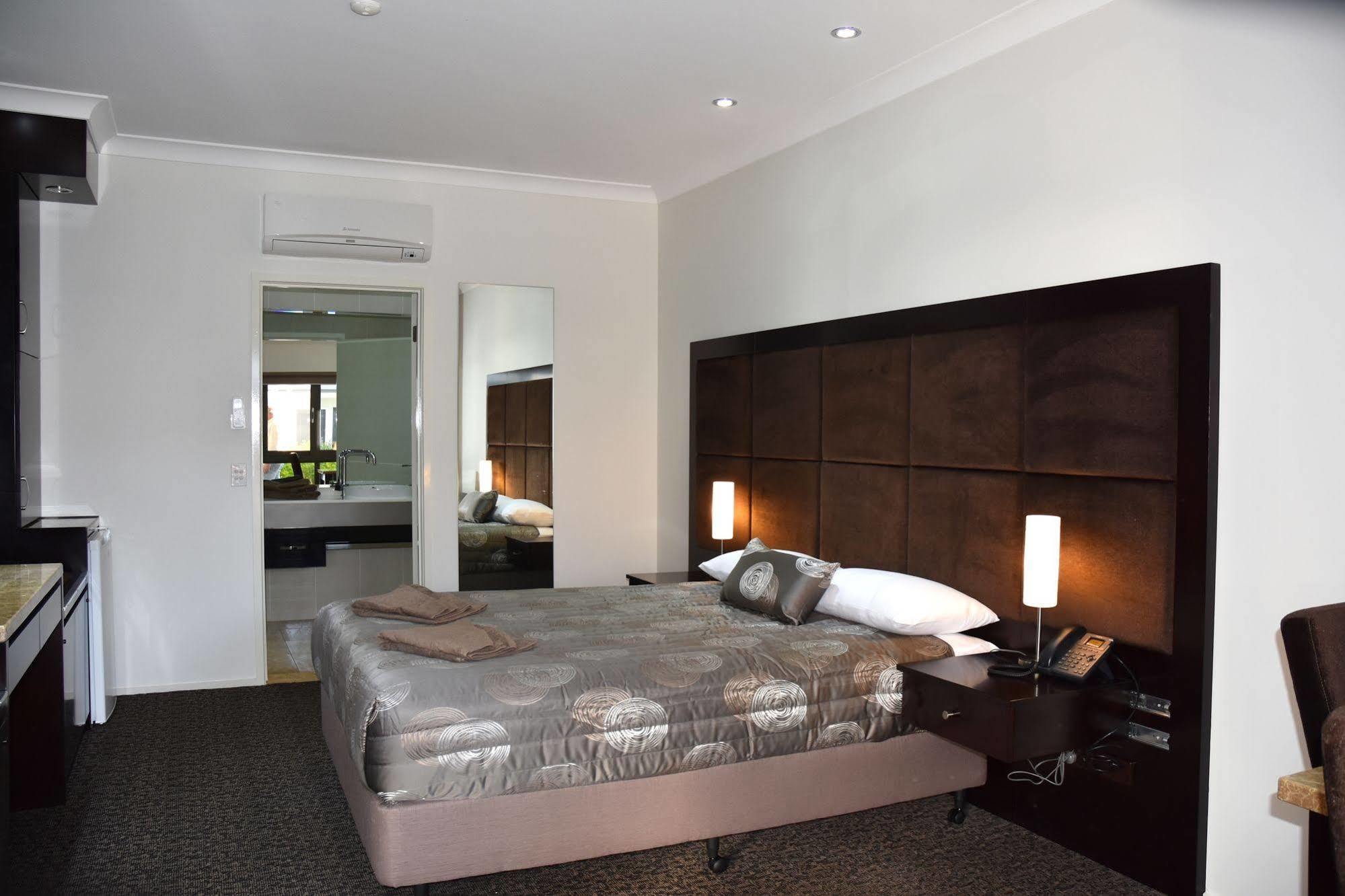 Western Downs Motor Inn Miles Экстерьер фото